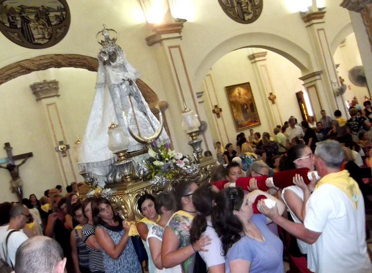 Pasean la Virgen las mujeres en el Santuario 30-8-2015
