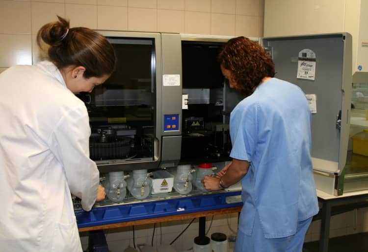 El Hospital de Elda incorpora una técnica que permite determinar la eficacia de los tratamientos con fármacos biológicos