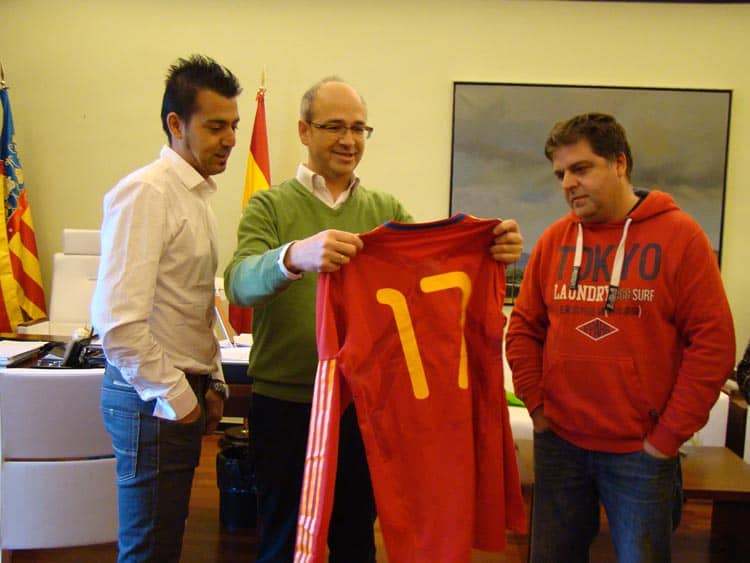 El villenense, Carlos Antón, dona una de sus camisetas de la Selección Española de Fútbol Paralímpico