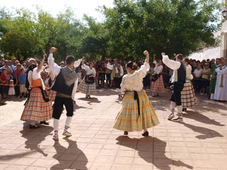 El Festival de Folklore introduce una actuación en la plaza de Santiago