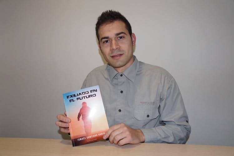 El villenense, Ismael Santiago, publica su primera novela “Exiliado en el futuro”