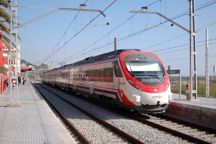 El PP pide que se adecuen los autobuses que conectan la parada de tren con la Universidad de Alicante