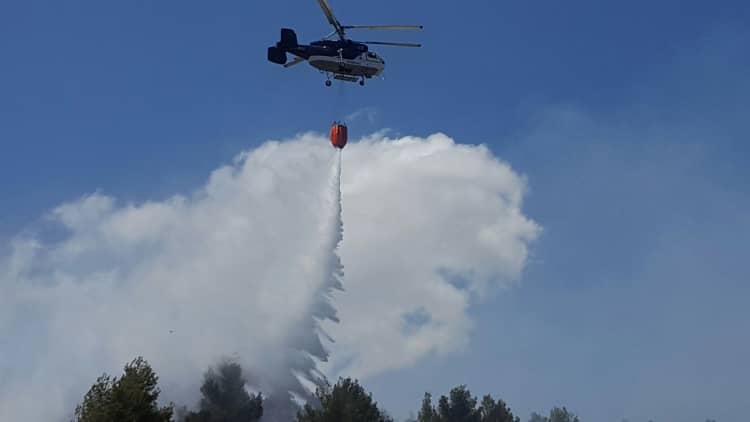 Los bomberos participan en la extinción del incendio en Sierra de Mariola
