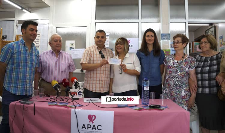 Villena Cuéntame entrega 3.235 euros a APAC  de su acción solidaria anual