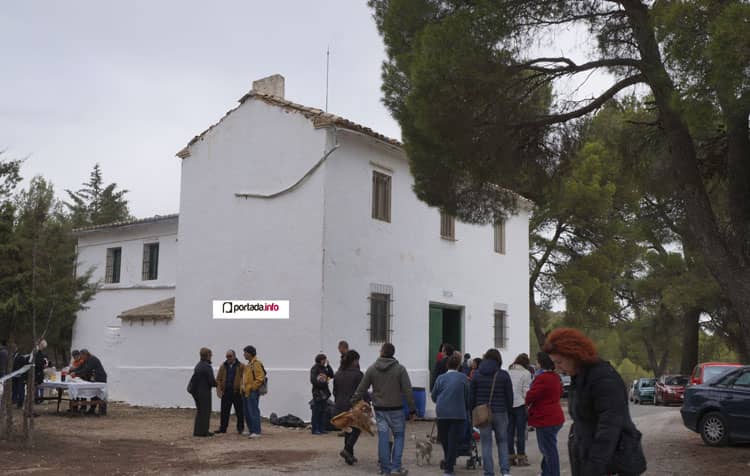 Los Colonos de la Sierra Salinas recuperan el reloj de sol del edificio de Dirección