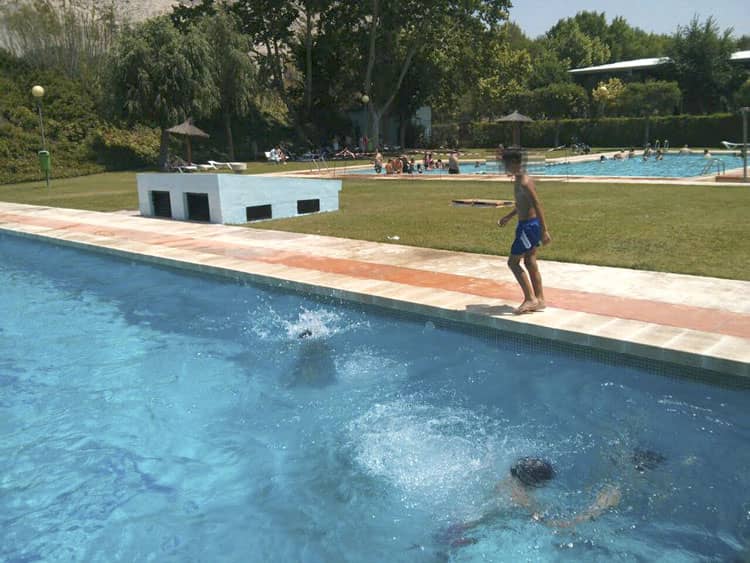 Un niño lleva a la piscina municipal 3.700 euros ocultos en su toalla