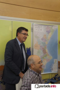 Enric Morera con un mapa con las demarcaciones de la Comunidad Valenciana