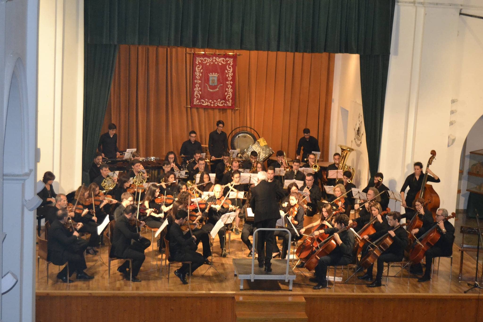 Gran concierto de la Orquesta Sinfónica de Villena en una Casa de Cultura de Biar abarrotada