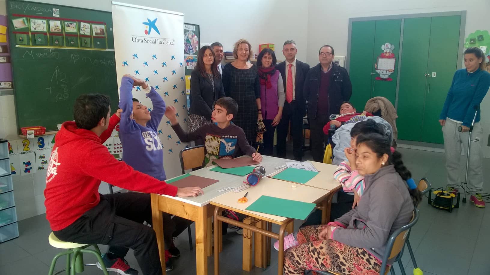La Obra Social de la Caixa dona 2.000 euros para la zona de juegos del colegi de educación especial de APADIS