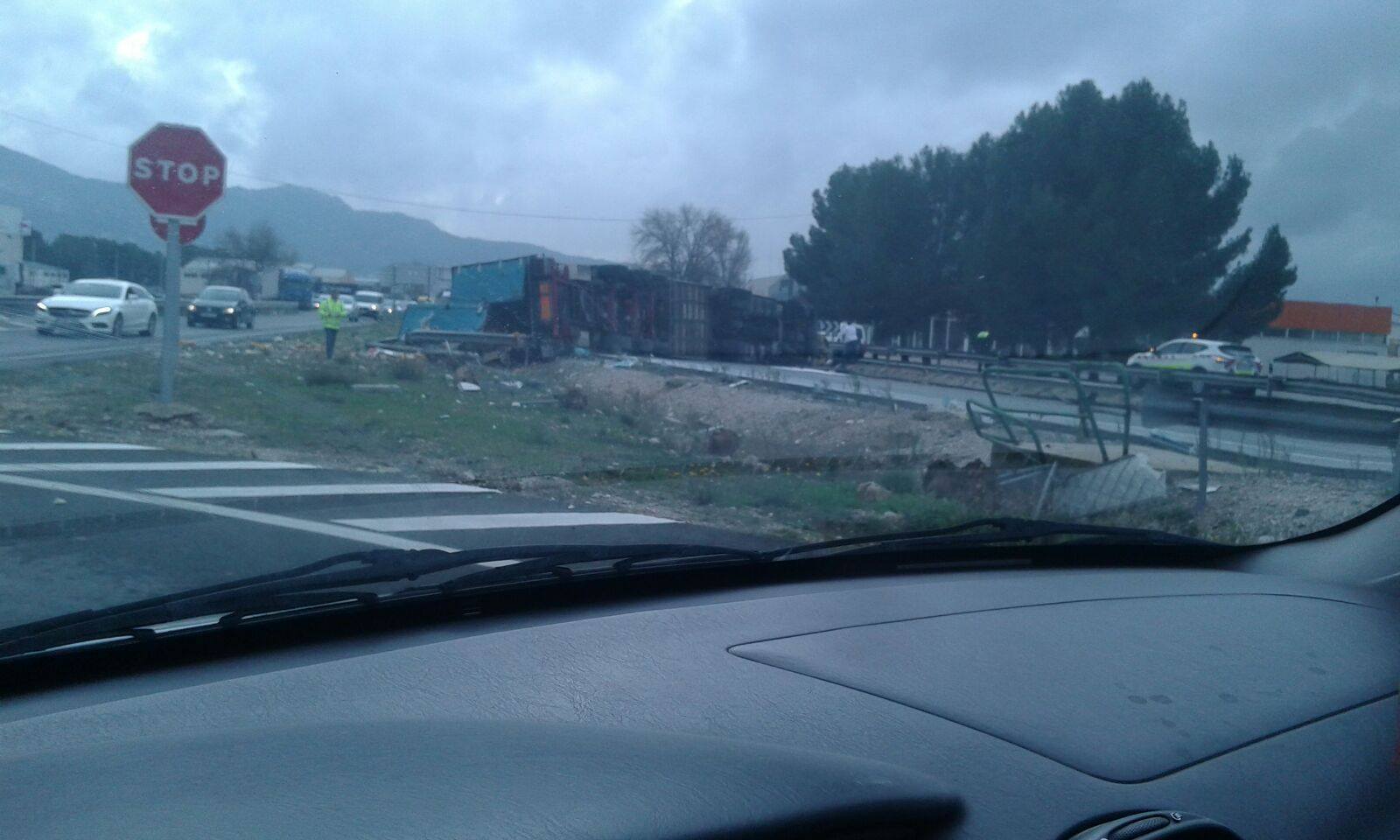 Un accidente de tráfico en la autovía obliga a desviar el tráfico por Villena