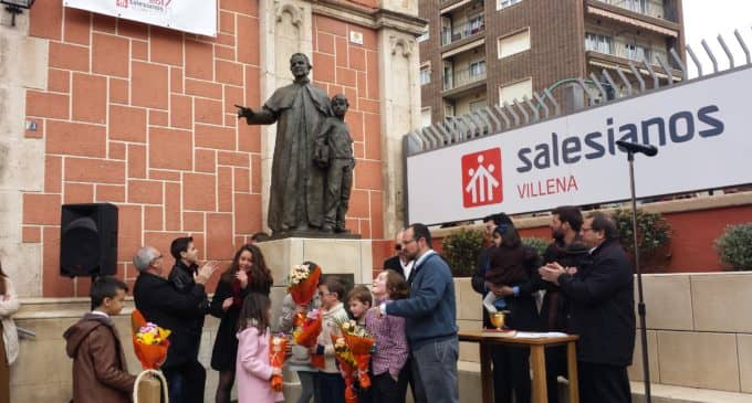 Don Bosco preside la entrada de la iglesia de los padres Salesinos en Villena