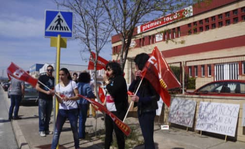 Extrabajadores se concentran a las puertas de una empresa alimentaria en Villena reclamando el pago de los atrasos