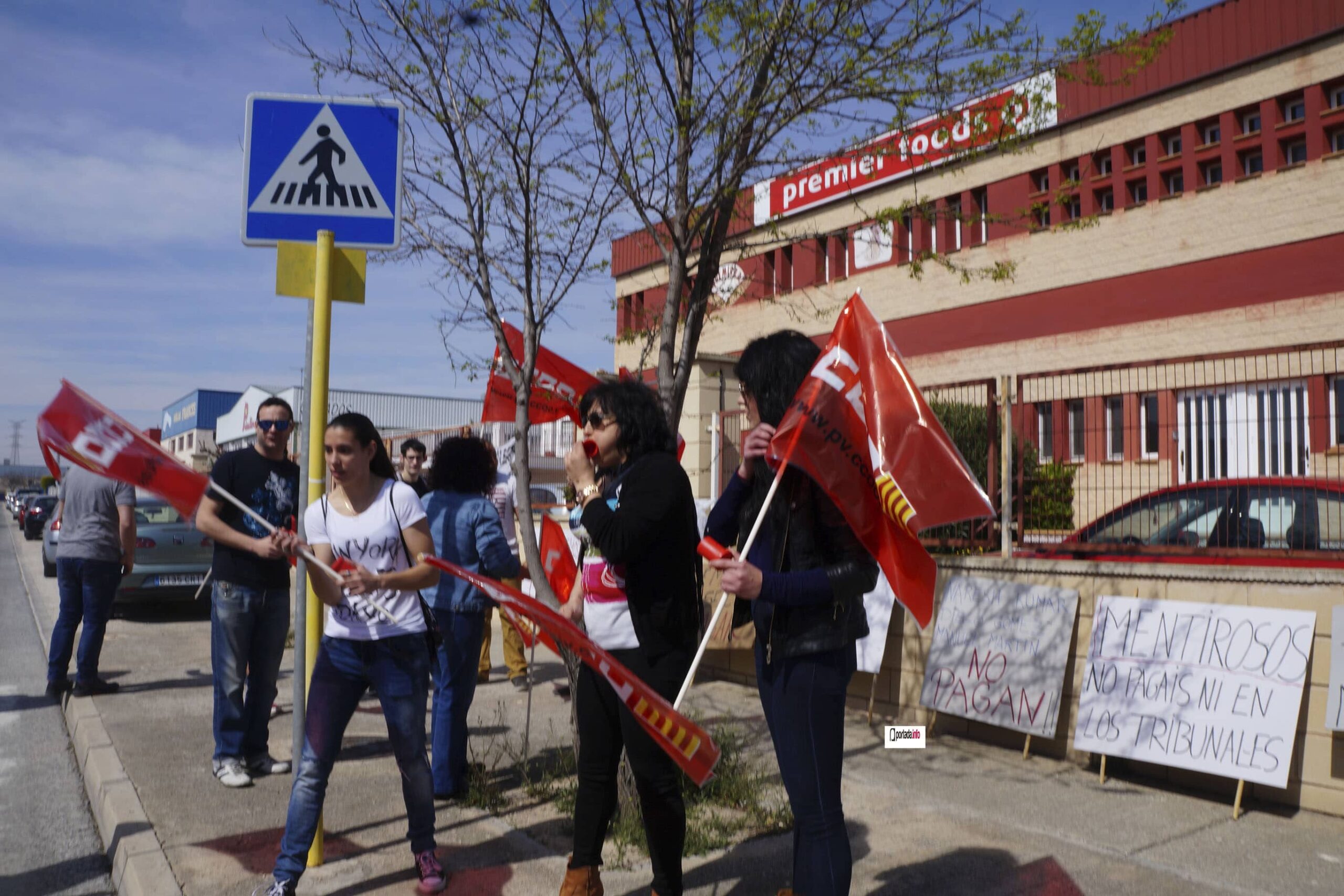 Extrabajadores se concentran a las puertas de una empresa alimentaria en Villena reclamando el pago de los atrasos