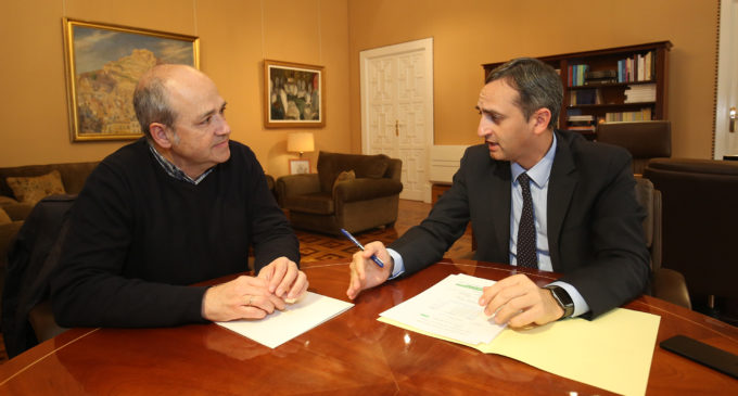 César Sánchez transmite al alcalde de Villena el compromiso de la Diputación con las necesidades del municipio