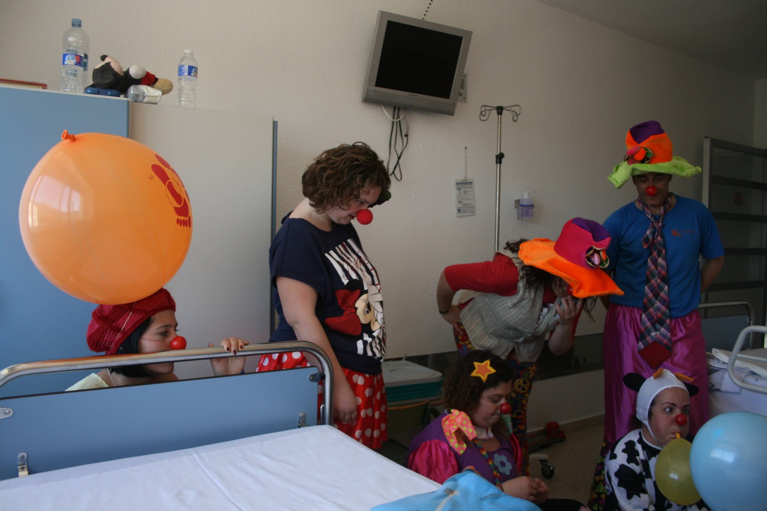 La asociación Dr.Clown amplía su labor en el Hospital General de Elda