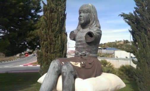 El PSOE pide la restauración de la estatua dedicada al zapatero en Villena