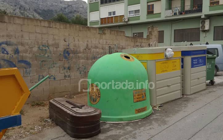 Depositan un ataúd junto a contenedores de basura en Villena