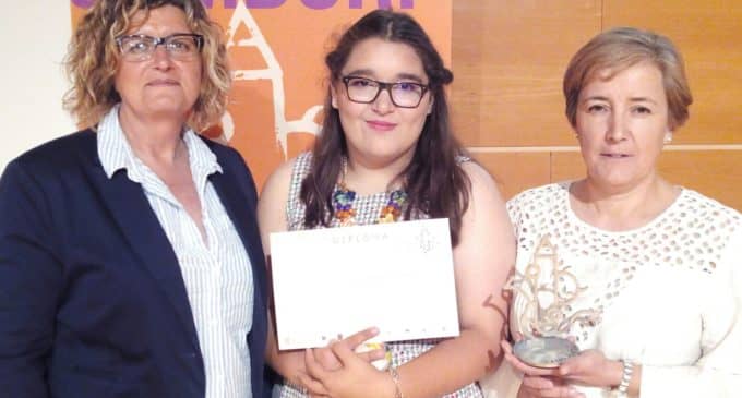 Claudia Beneyto del IES Las Fuentes, tercera clasificado en el concurso Sambori de Literatura Valenciana