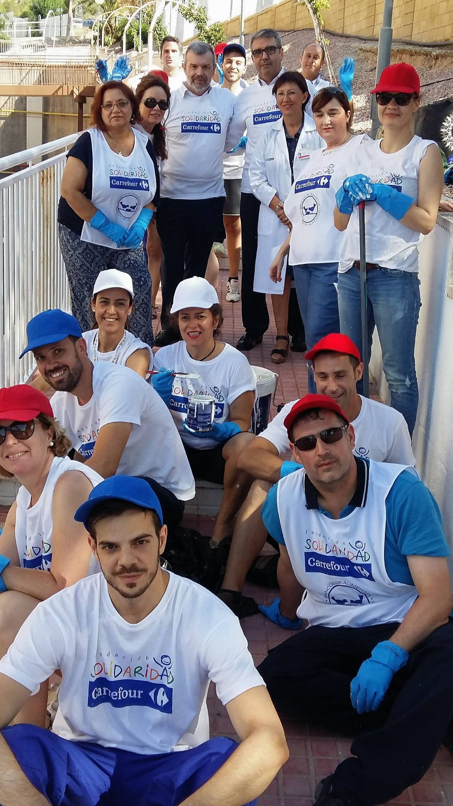Voluntarios de la Fundación Solidaria Carrefour adecuan la barandilla del Hospital de Elda