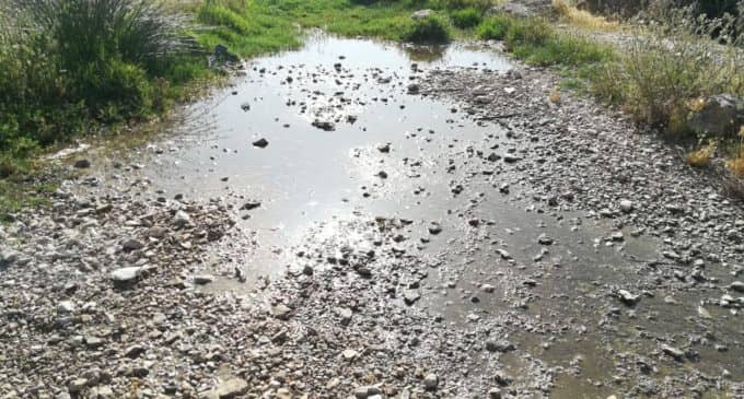 El PSOE denuncia un vertido de aceite al rio en la zona de la Solana