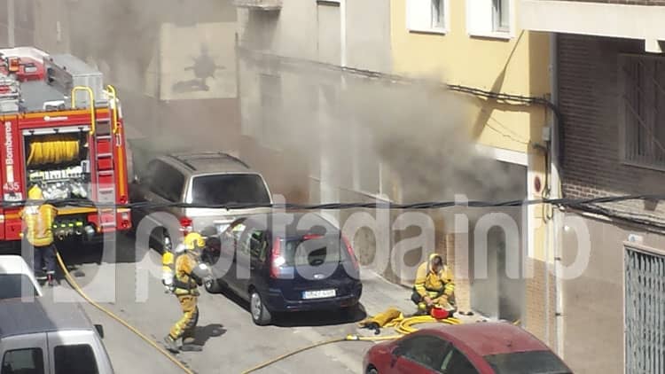Dos camiones de Bomberos se desplazan a sofocar un fuego en un bajo de la calle José María Soler