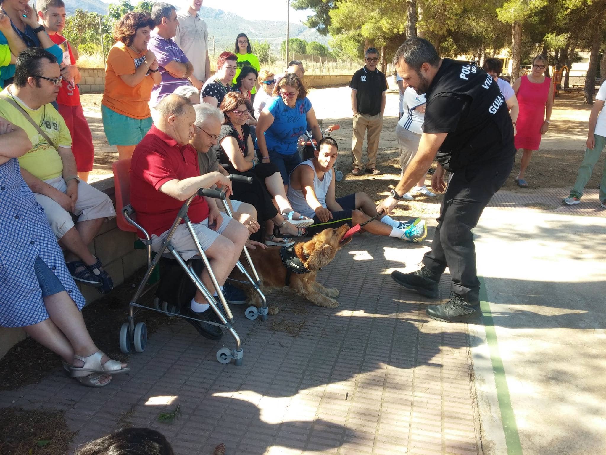 La unidad canina de la Policía Local de Villena visita APADIS