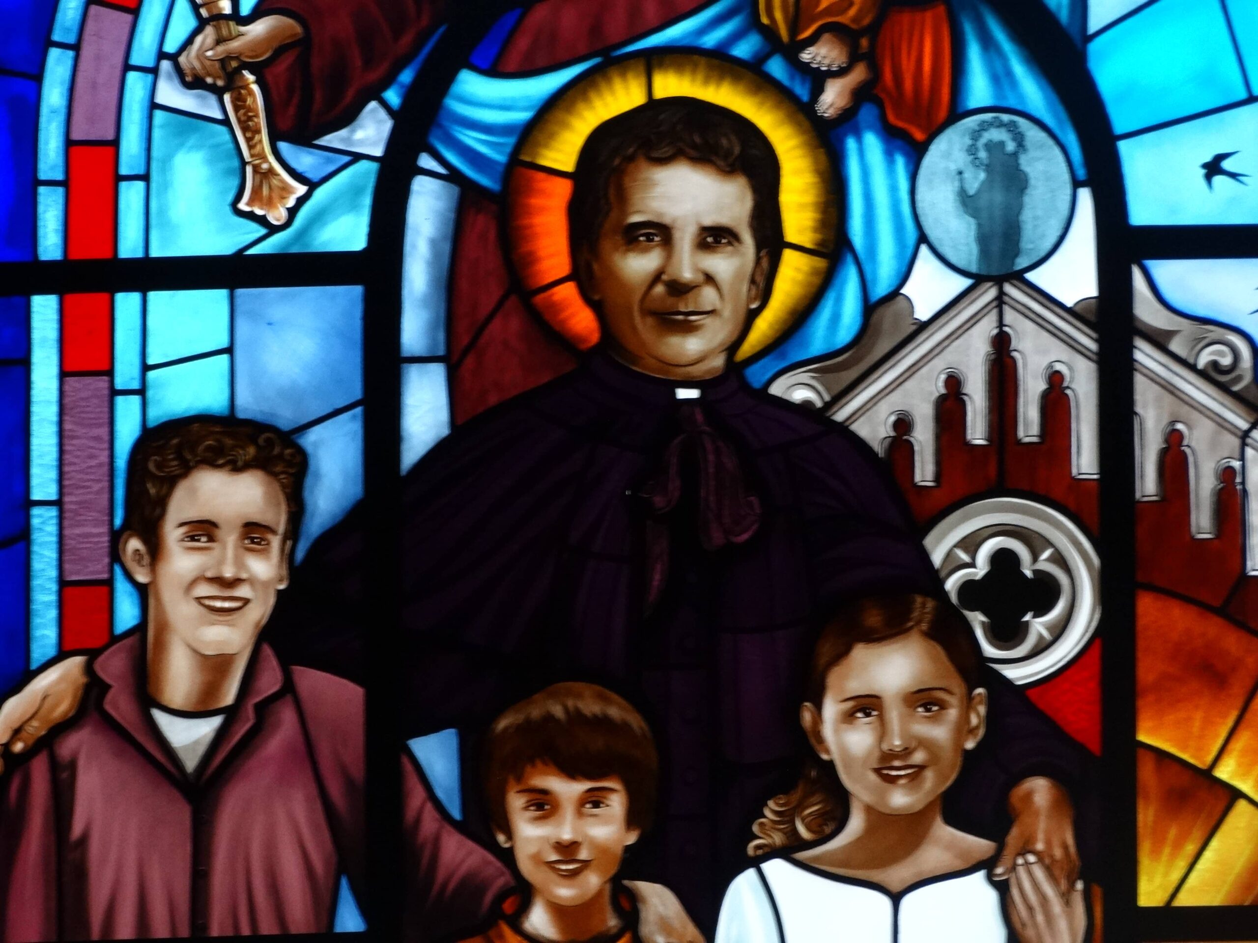 La vidriera de San Juan Bosco ya luce en la iglesia de Santiago de Villena