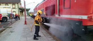 Los bomberos sofocan el incendio de un tren en Villena