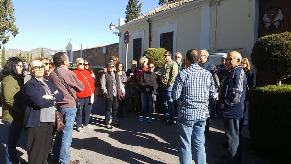 93 personas participan en la ruta modernista por el cementerio de Villena