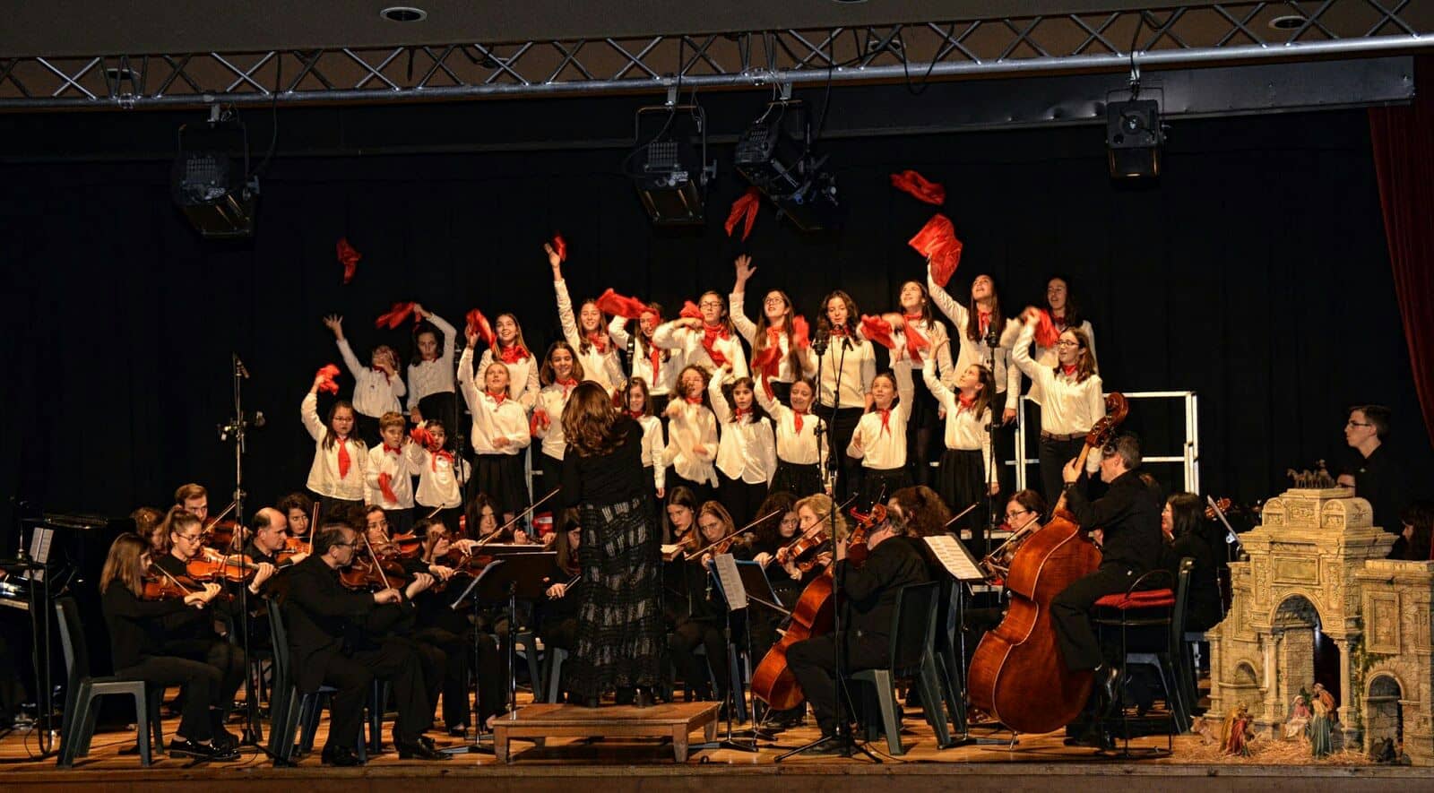 La orquesta de la Sociedad Musical y el Coro de Paulas ofrecen un concierto a beneficio de Cáritas