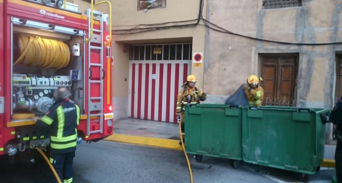 Los bomberos extinguen un fuego de un contenedor