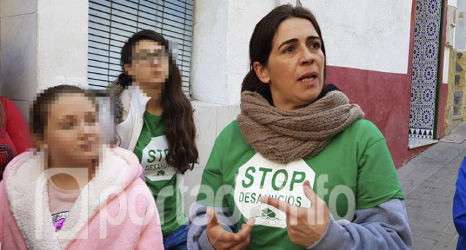 La PAH Villena paraliza el desahucio de una familia en la calle Maestro Moltó