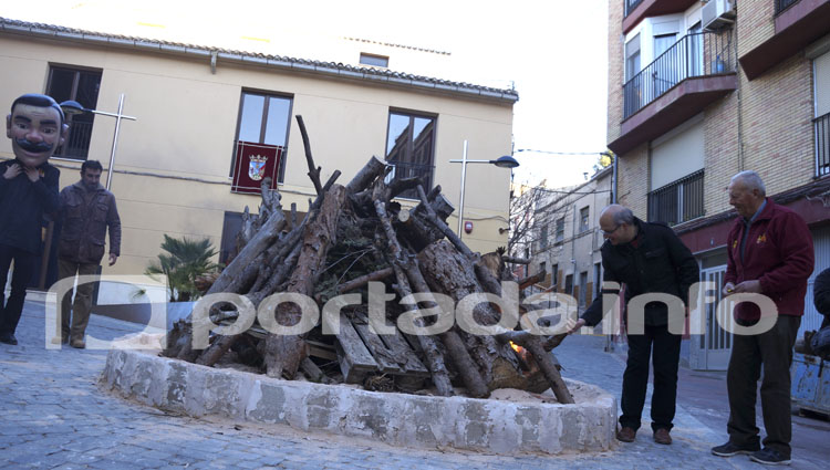 San Antón mantiene la tradición de la hoguera en un espacio renovado