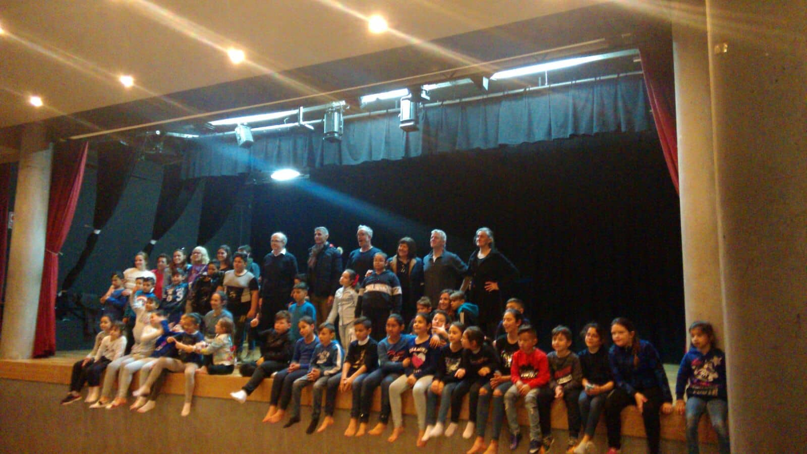 Danza y teatro comunitario en el colegio Santa Teresa