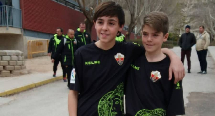 Los jugadores del Villena Cf, Moya y Barceló juegan contra la sub 12 de la Comunidad Valenciana