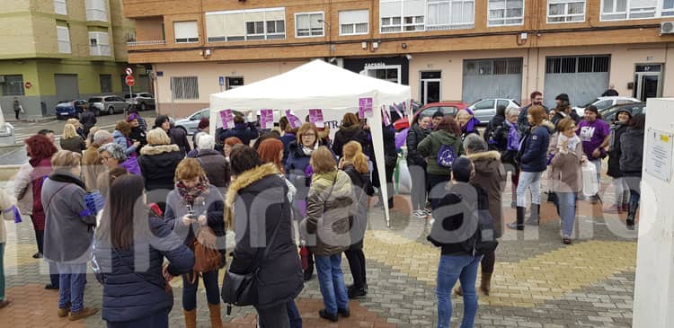 Centenares de mujeres se concentran en Villena en el «Punto Lila» con motivo del 8 de marzo