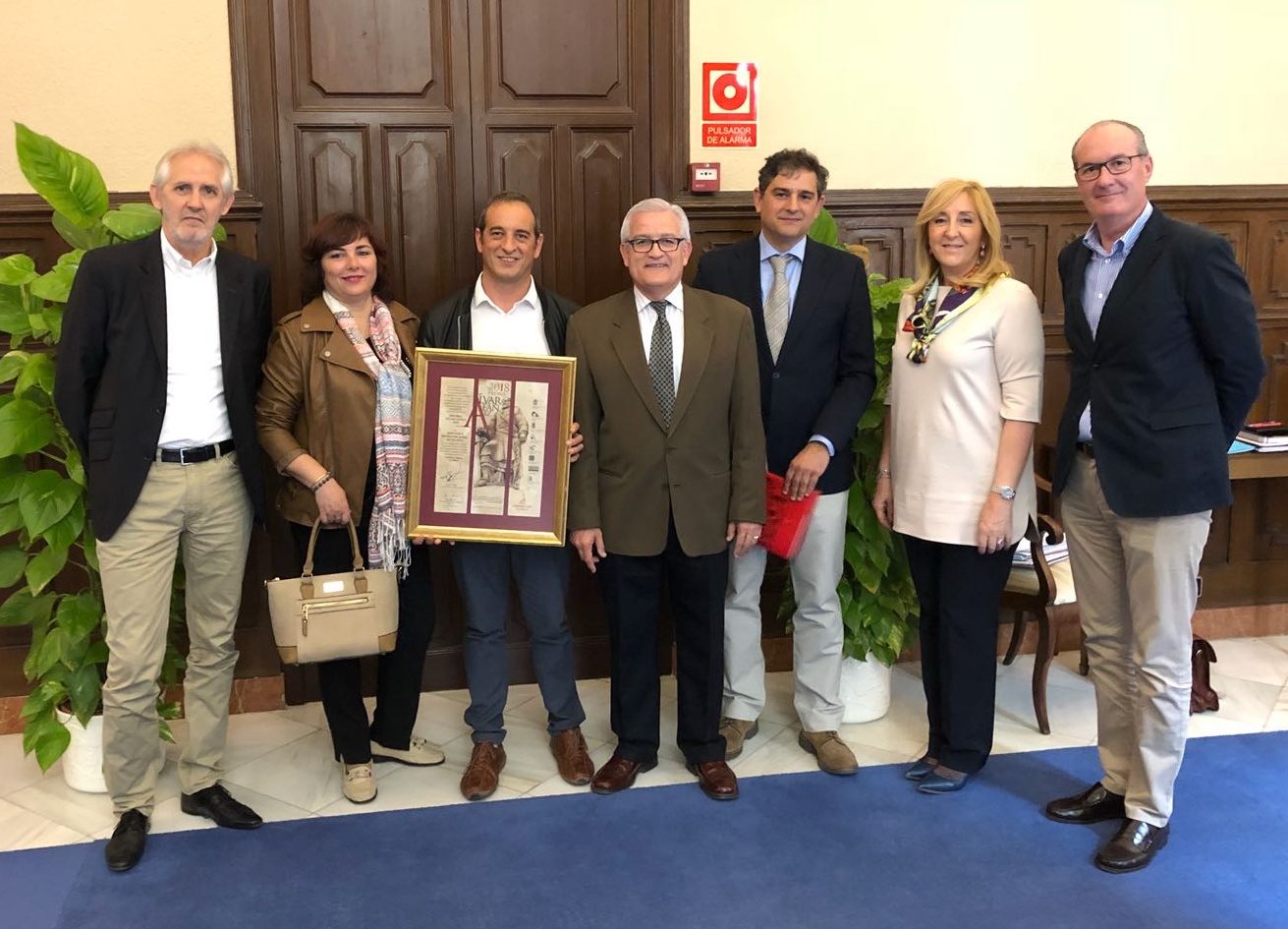 César Sánchez entrega el VIII Premio Álvar Fáñez del Camino del Cid al Rabal de Villena por sus Fiestas del Medievo