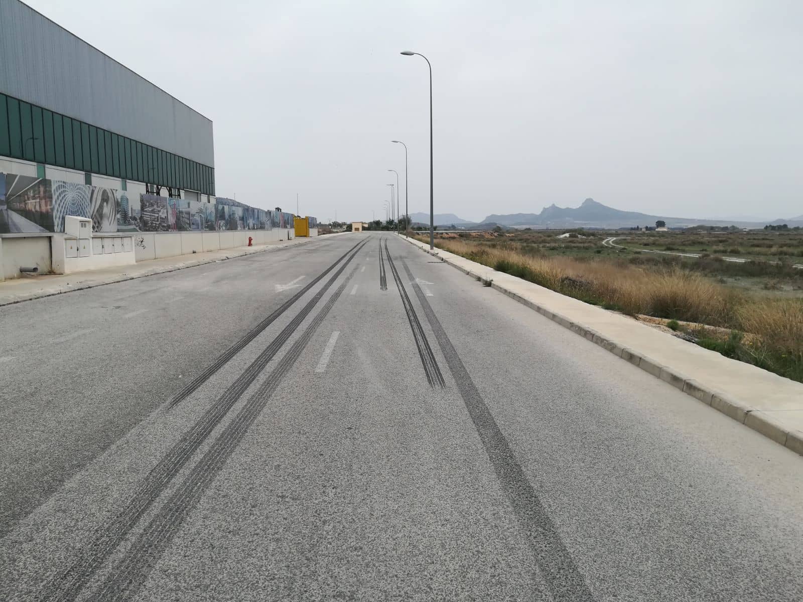 El PSOE alerta de carreras de vehículos en el poligono Bulilla