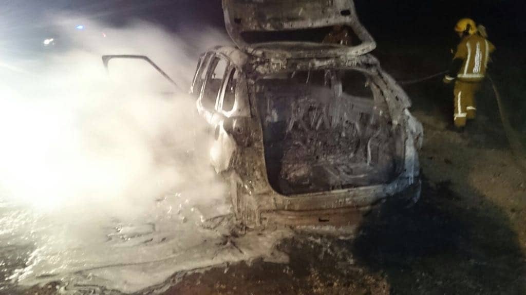 Los bomberos extinguen el fuego de un vehículo en Beneixama