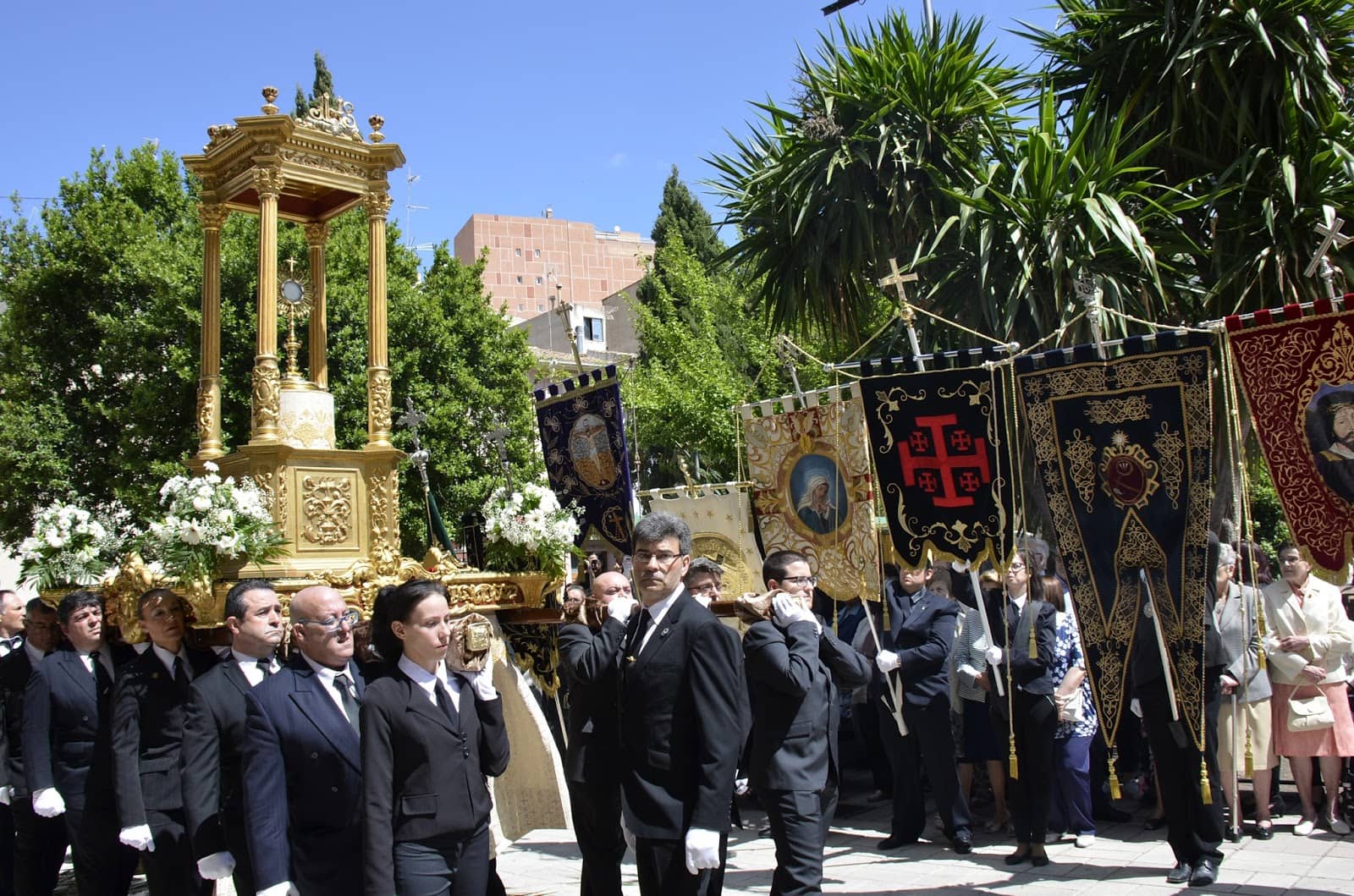 Los Caballeros y Damas del Corpus Christi portarán la custodia del siglo XVII en la procesión del 3 de junio
