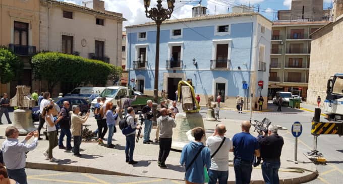 Emplean más de tres horas en retirar las seis campanas de la iglesia de Santiago