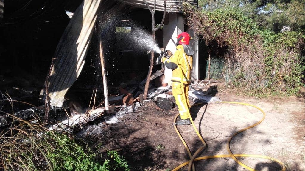 Los bomberos extinguen dos incendios en dos viviendas de Villena