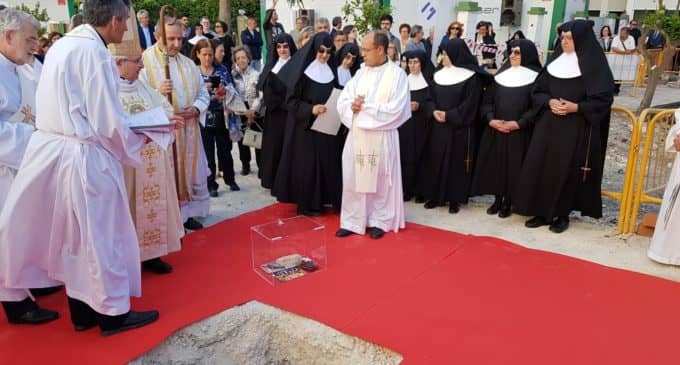 El obispo coloca la primera piedra de la remodelación y ampliación del asilo de ancianos