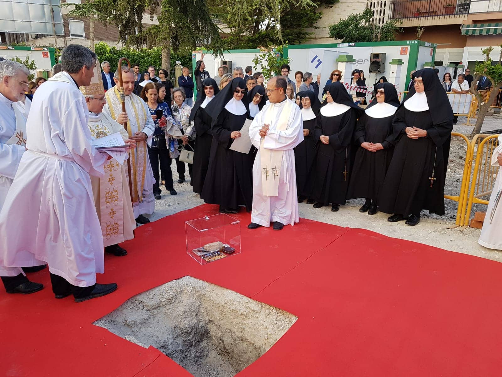 El obispo coloca la primera piedra de la remodelación y ampliación del asilo de ancianos