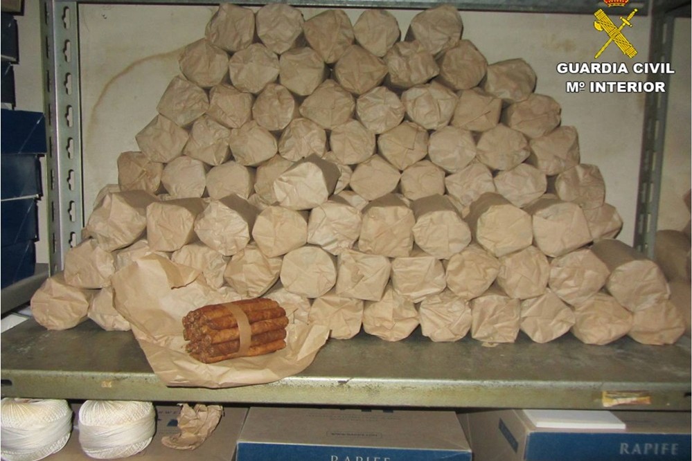 La Guardia Civil requisa 4.620 puros caliqueños en un establecimiento textil de Villena
