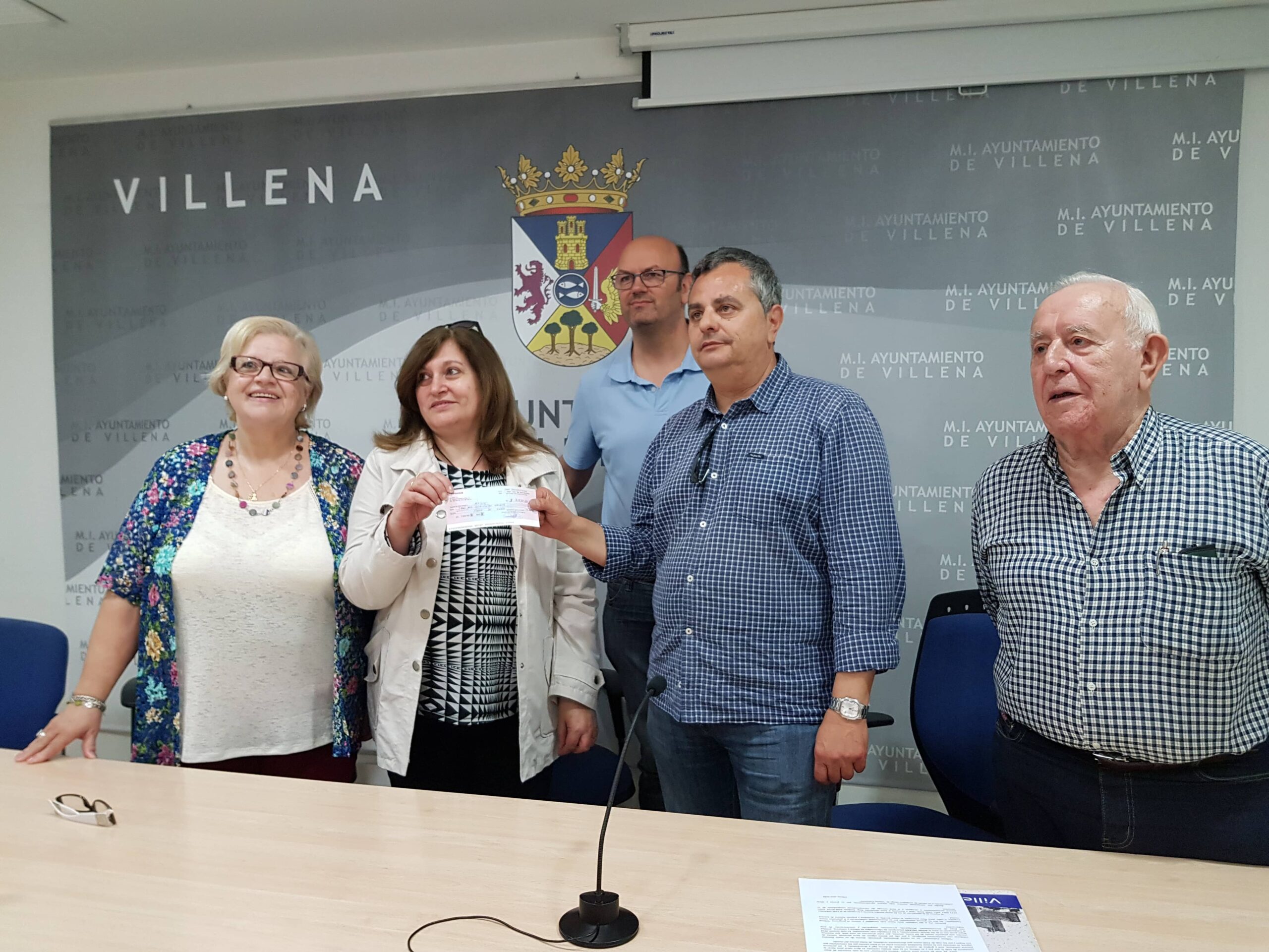 Villena Cuéntame entrega a la asociación de Fibromialgia 3.520 € de su acción solidaria