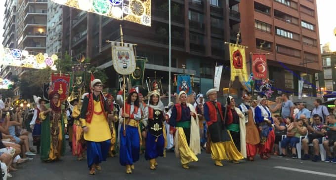 Gran éxito de los Moros y Cristianos de Villena en el Desfile Internacional de las Hogueras de Alicante 2018