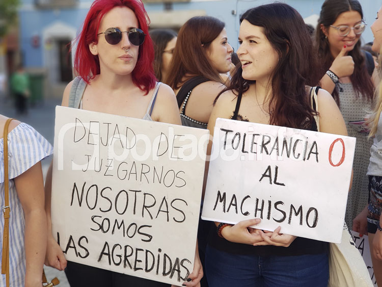 Cientos de personas se concentran contra la libertad de La Manada en Villena