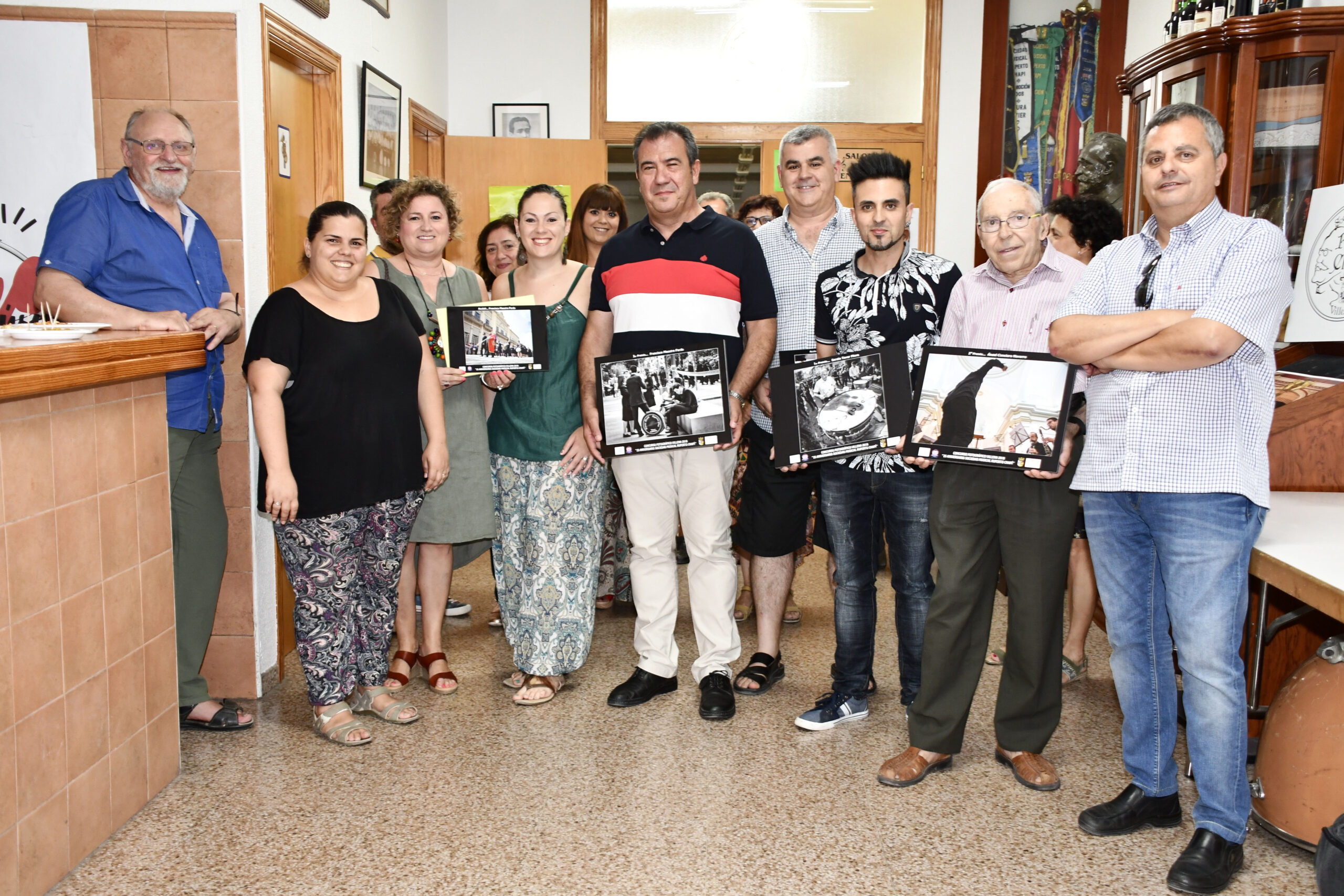 Villena Cuéntame y la Sociedad Musical hacen entrega de los premios del concurso fotográfico 25 aniversario