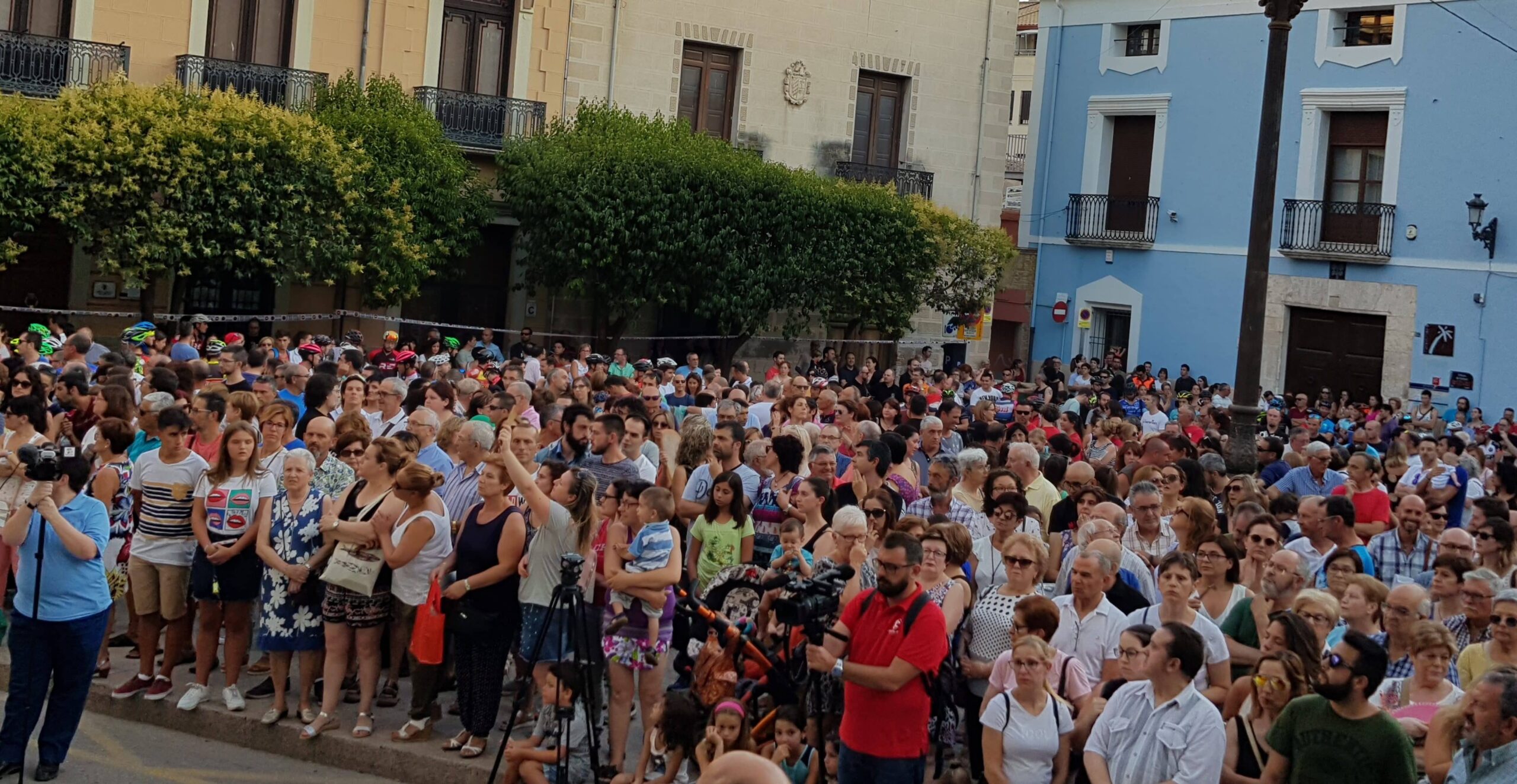 Tres mil vecinos se concentran por una mayor seguridad de los ciclistas en la carretera y en homenaje a Toni Díaz